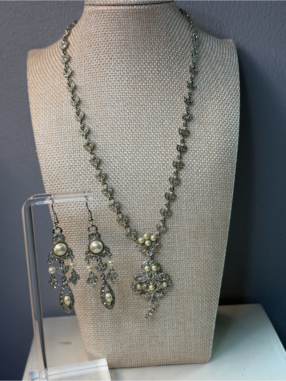 Vintage-Inspired Pearl & Crystal Pendant Necklace Set - Silver Tone